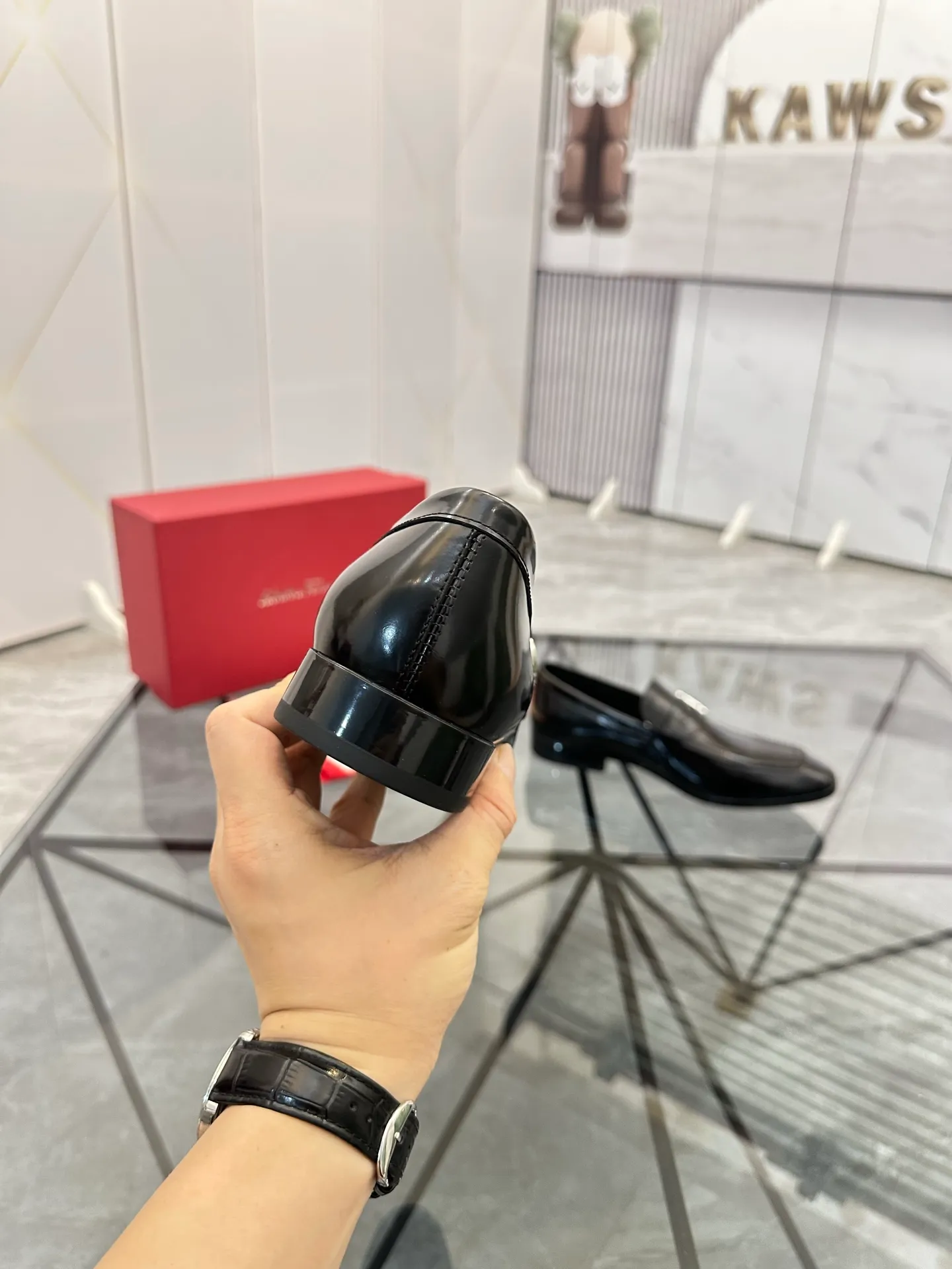 Men's shoes: 💰P640¥ High-end quality Product trademark: Ferragamo* "Ferragamo*" leather shoes Regular size: 38-44 (can be customized to 45.46.) Product materials: imported first-layer cowhide leather upper, cowhide lining, original outsole. Number: 688